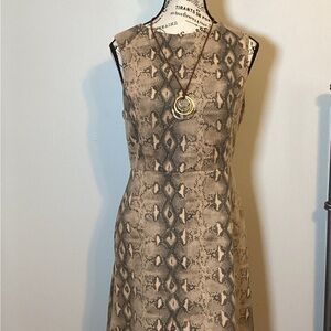 FULLY LINED SNAKESKIN PRINT FORM FITTING SLEEVELESS MINI DRESS SZ JR MED